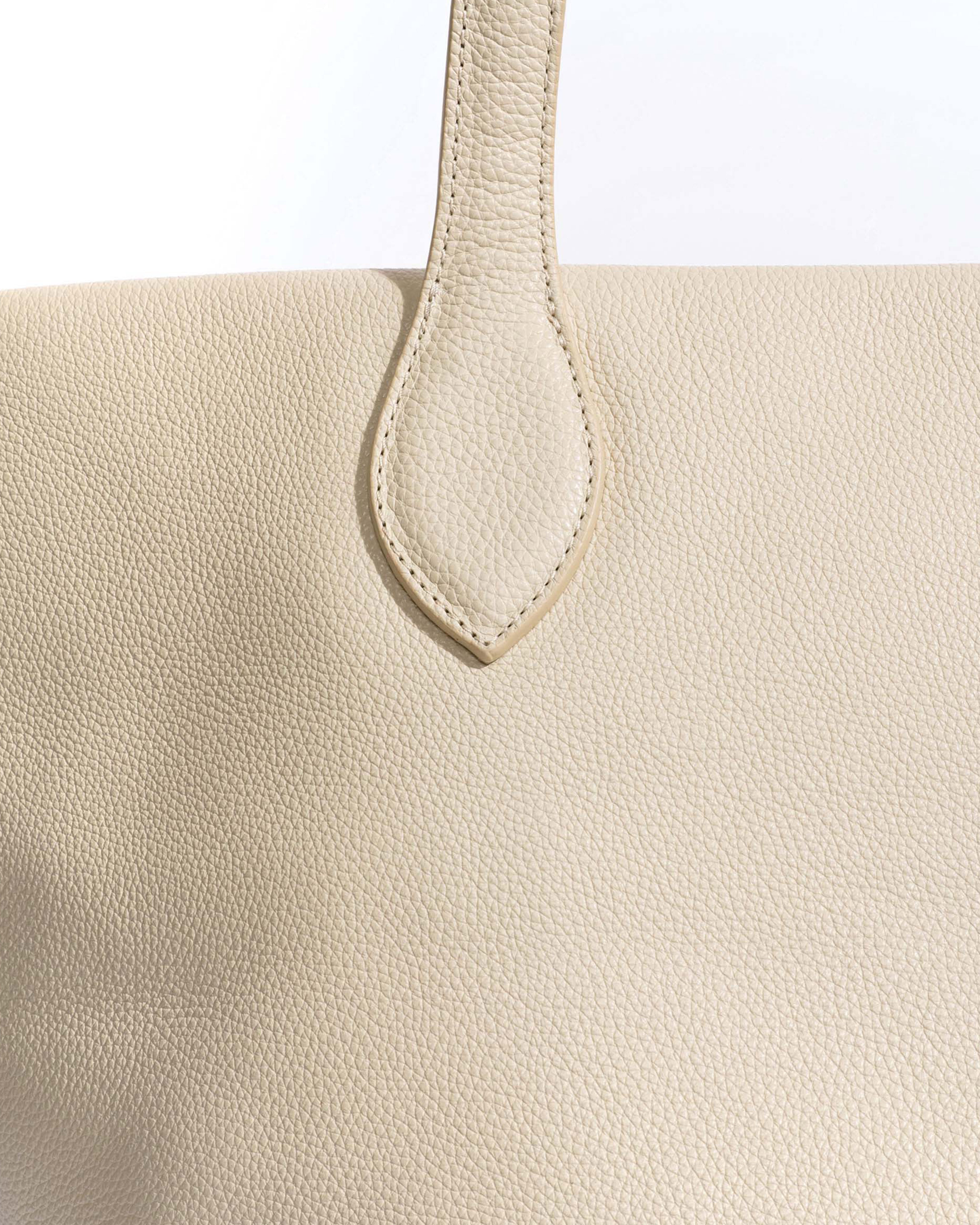 Arya carryall bag Pebbled soft calf White sand