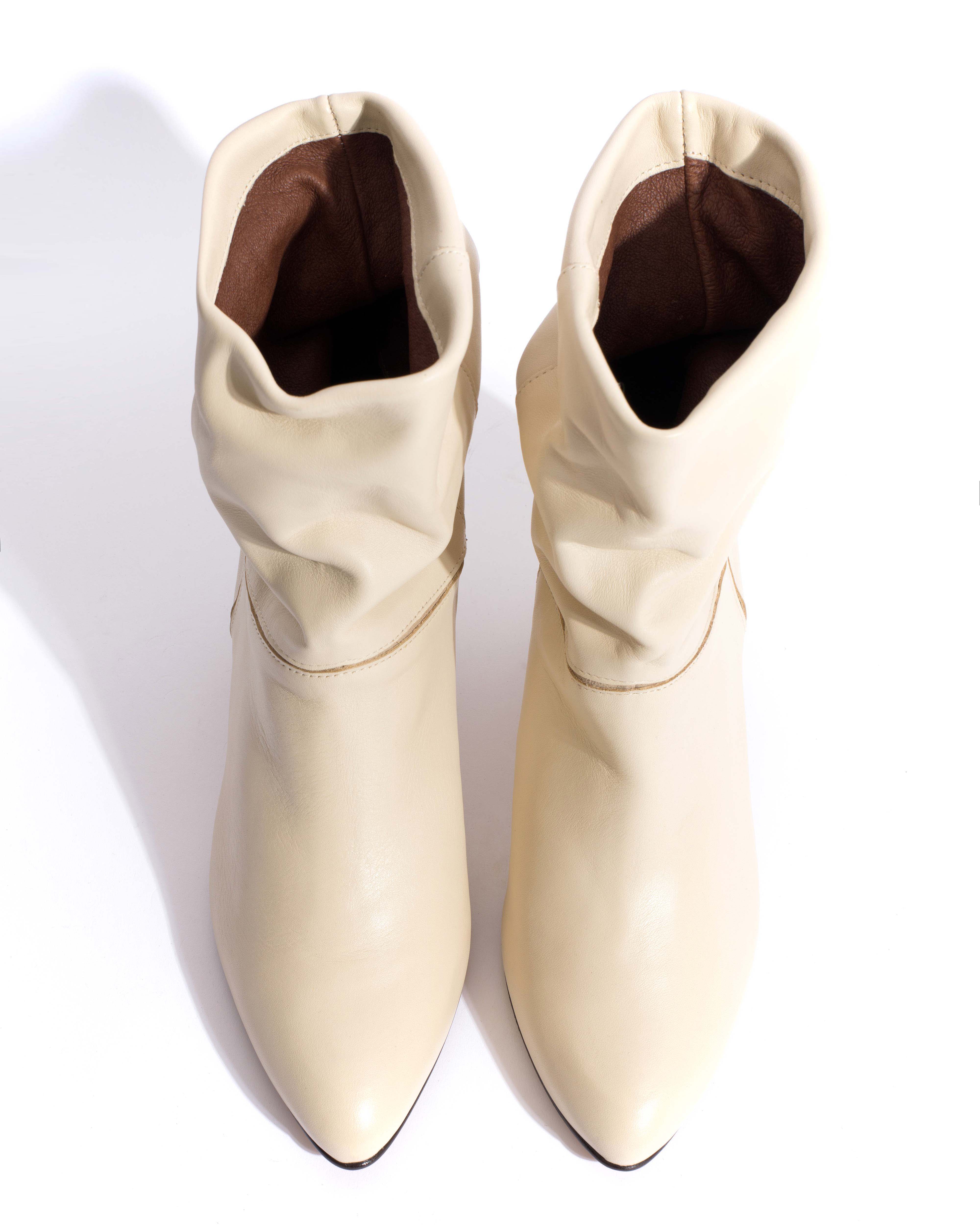 Jassi 50 stiletto Soft calf & suede leather White sand