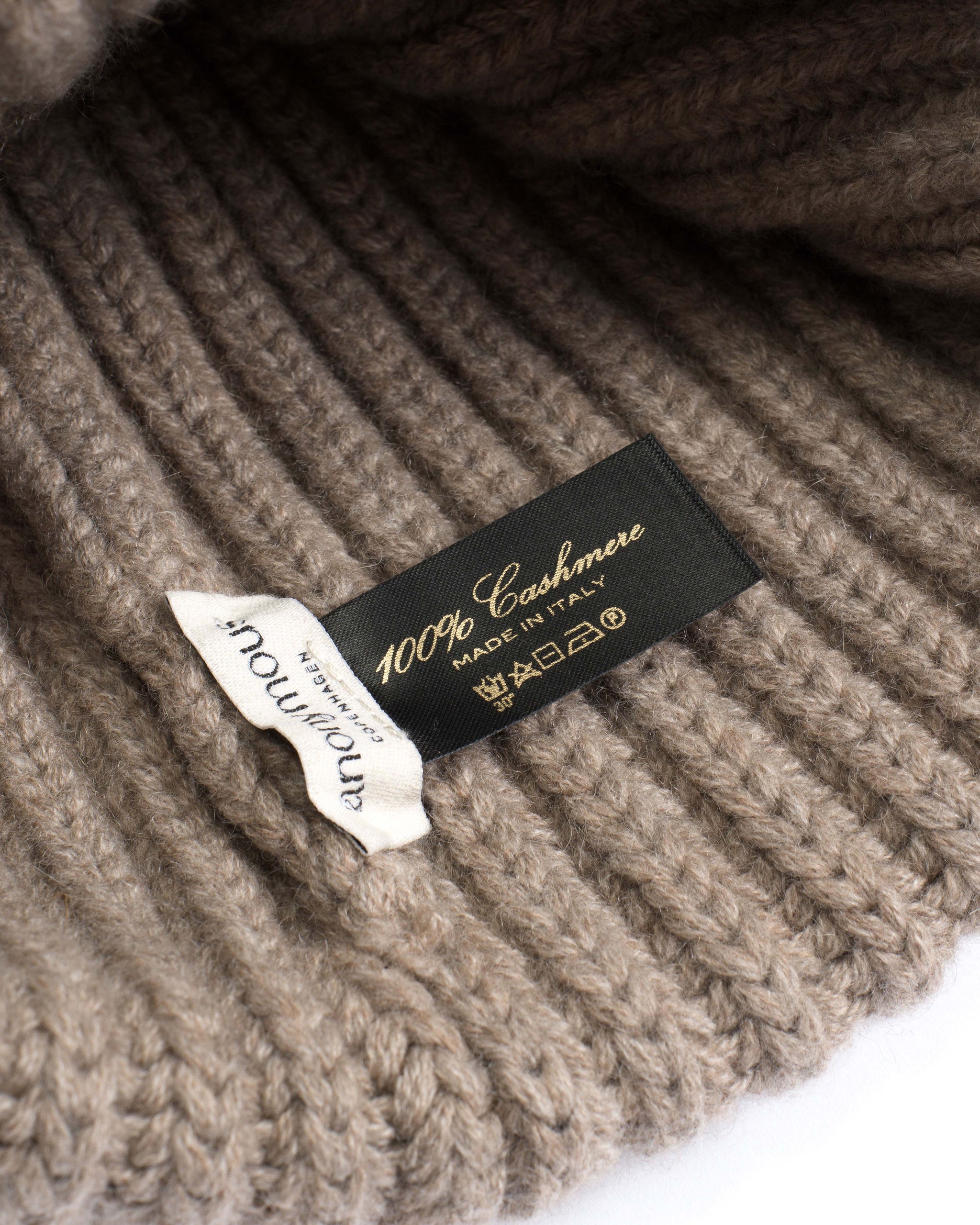 Sandra beanie 100% cashmere Dark taupe - Anonymous Copenhagen