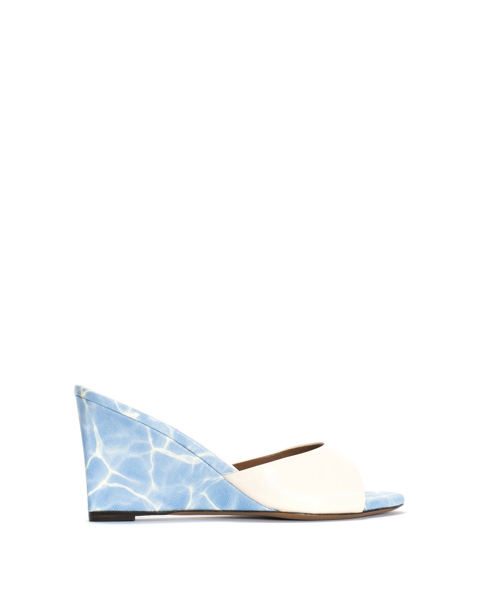 Gwen 75 wedge Shiny lamb & silky lamb print Milk white & pool blue - Anonymous Copenhagen