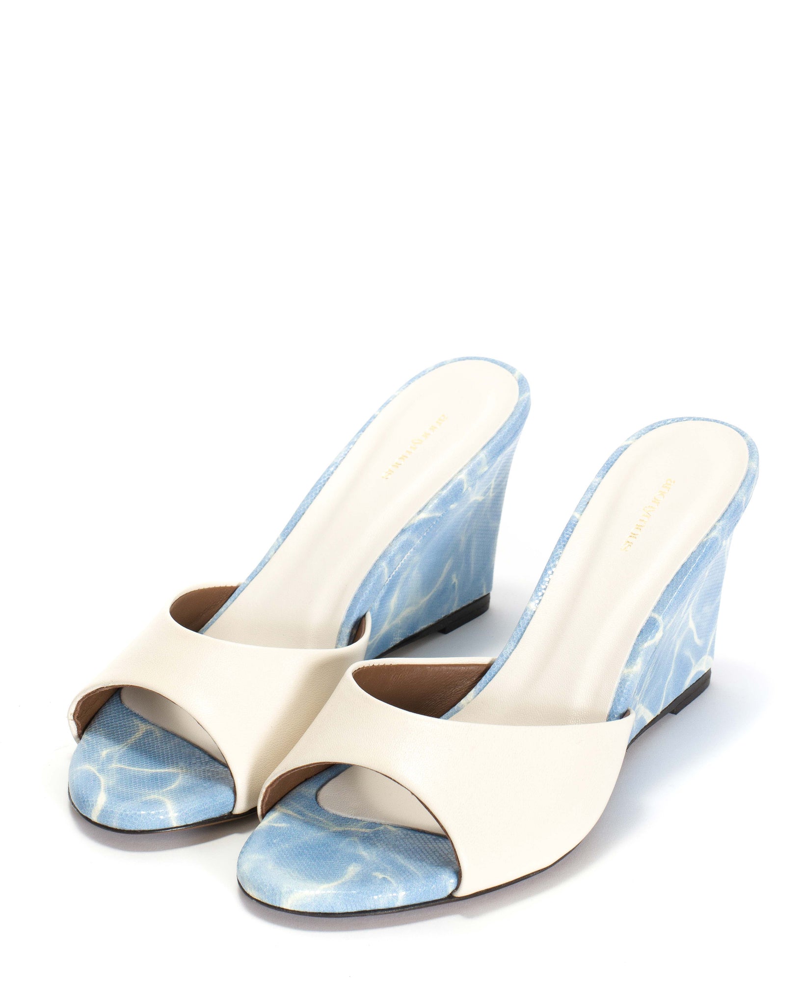 Gwen 75 wedge Shiny lamb & silky lamb print Milk white & pool blue - Anonymous Copenhagen