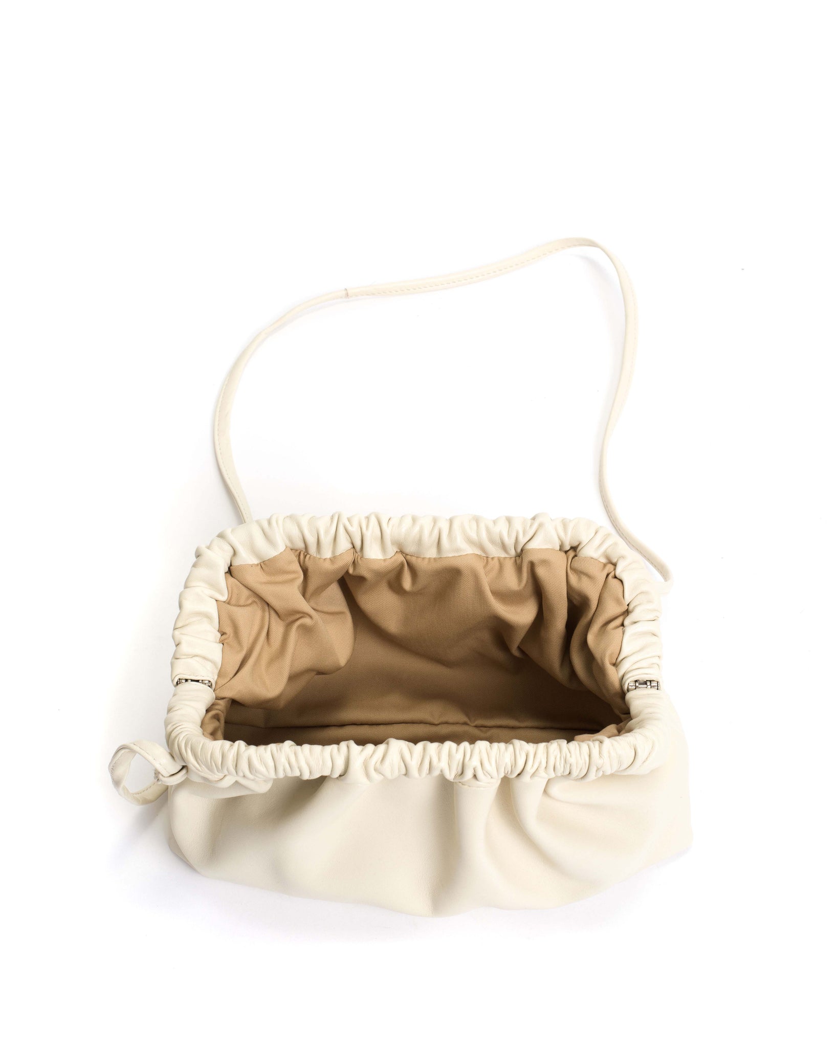 Hally grand cloud bag Shiny lamb White sand - Anonymous Copenhagen
