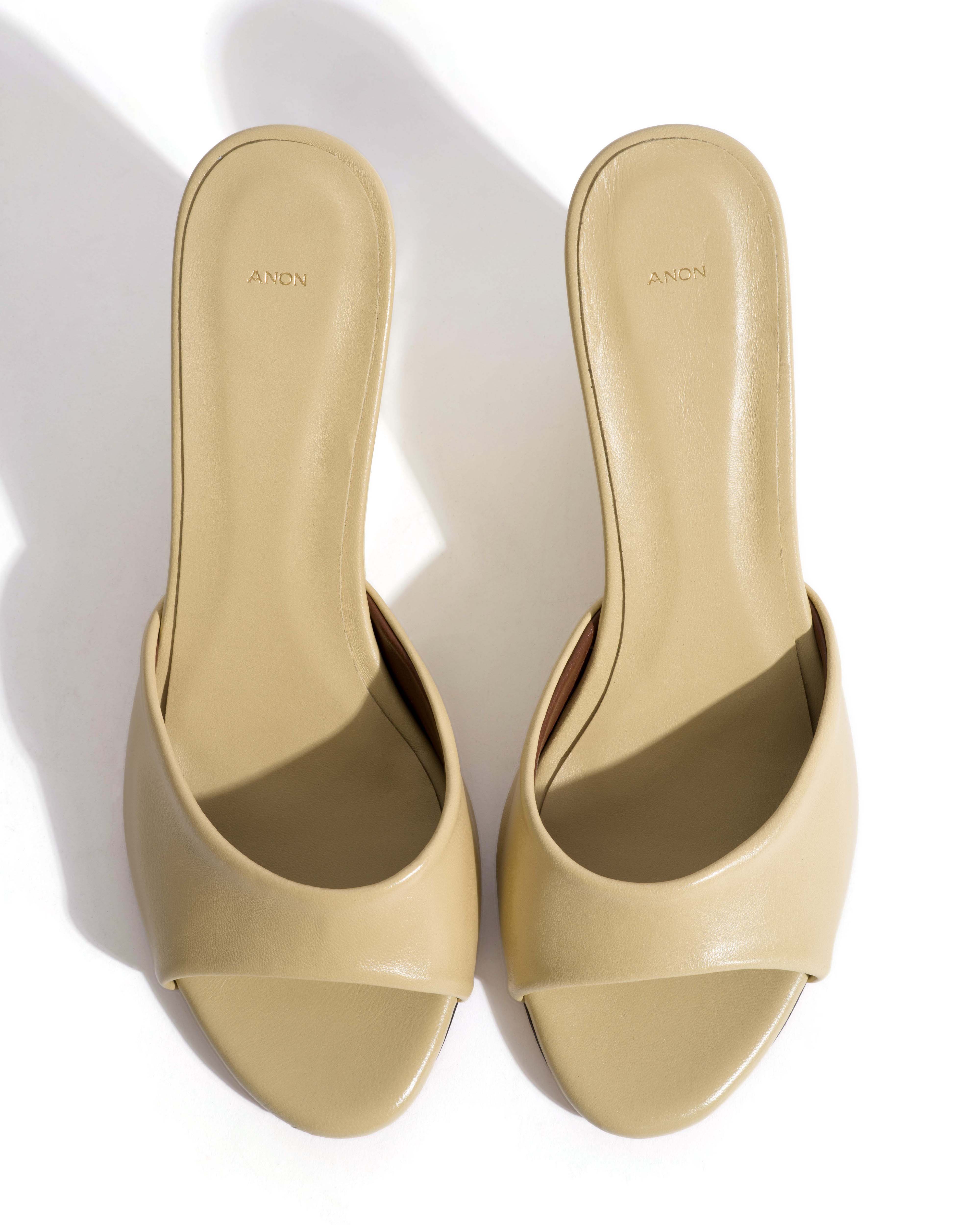 Gwen 75 wedge Shiny lamb & crinkled polished goat Butter yellow