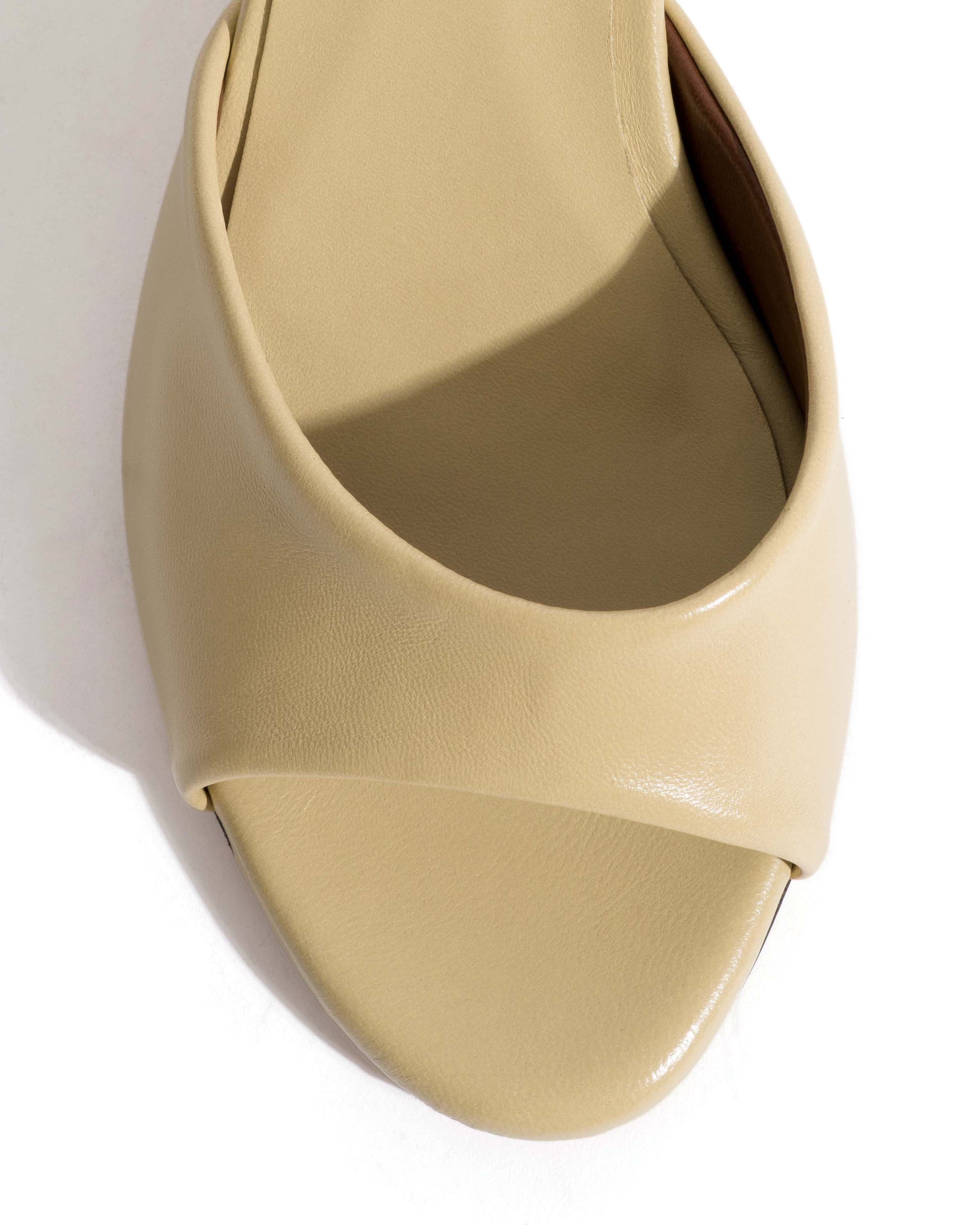 Gwen 75 wedge Shiny lamb & crinkled polished goat Butter yellow