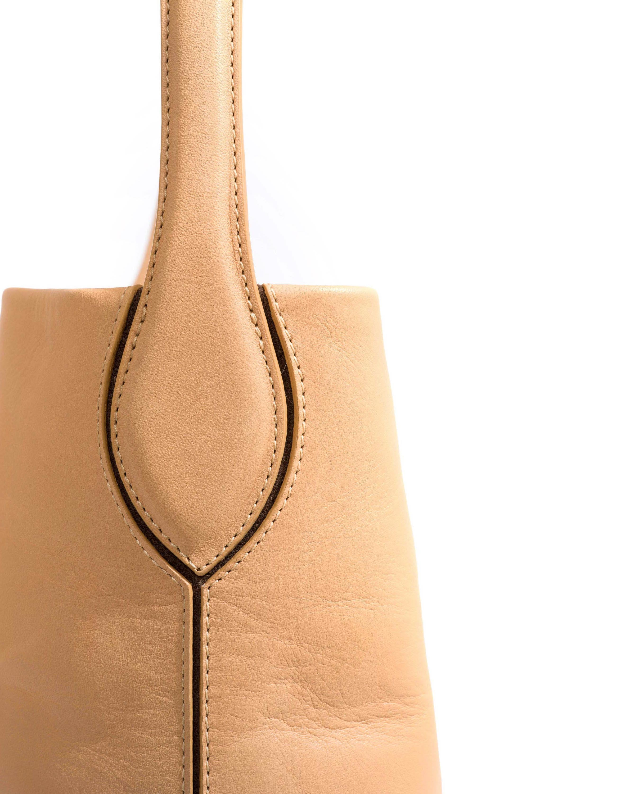 Versa everyday bag Vegetal soft calf Natural tan