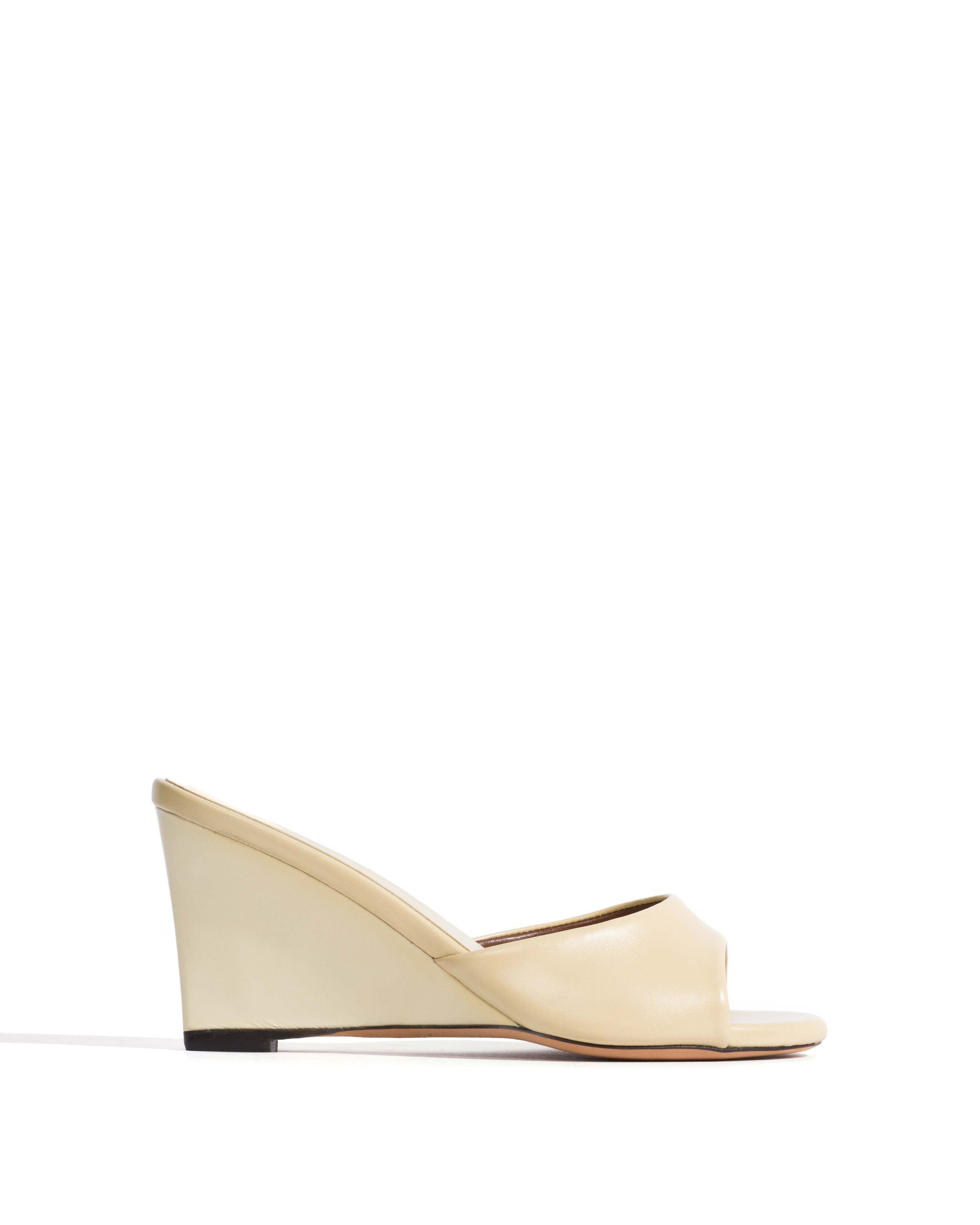 Gwen 75 wedge Shiny lamb & crinkled polished goat Butter yellow