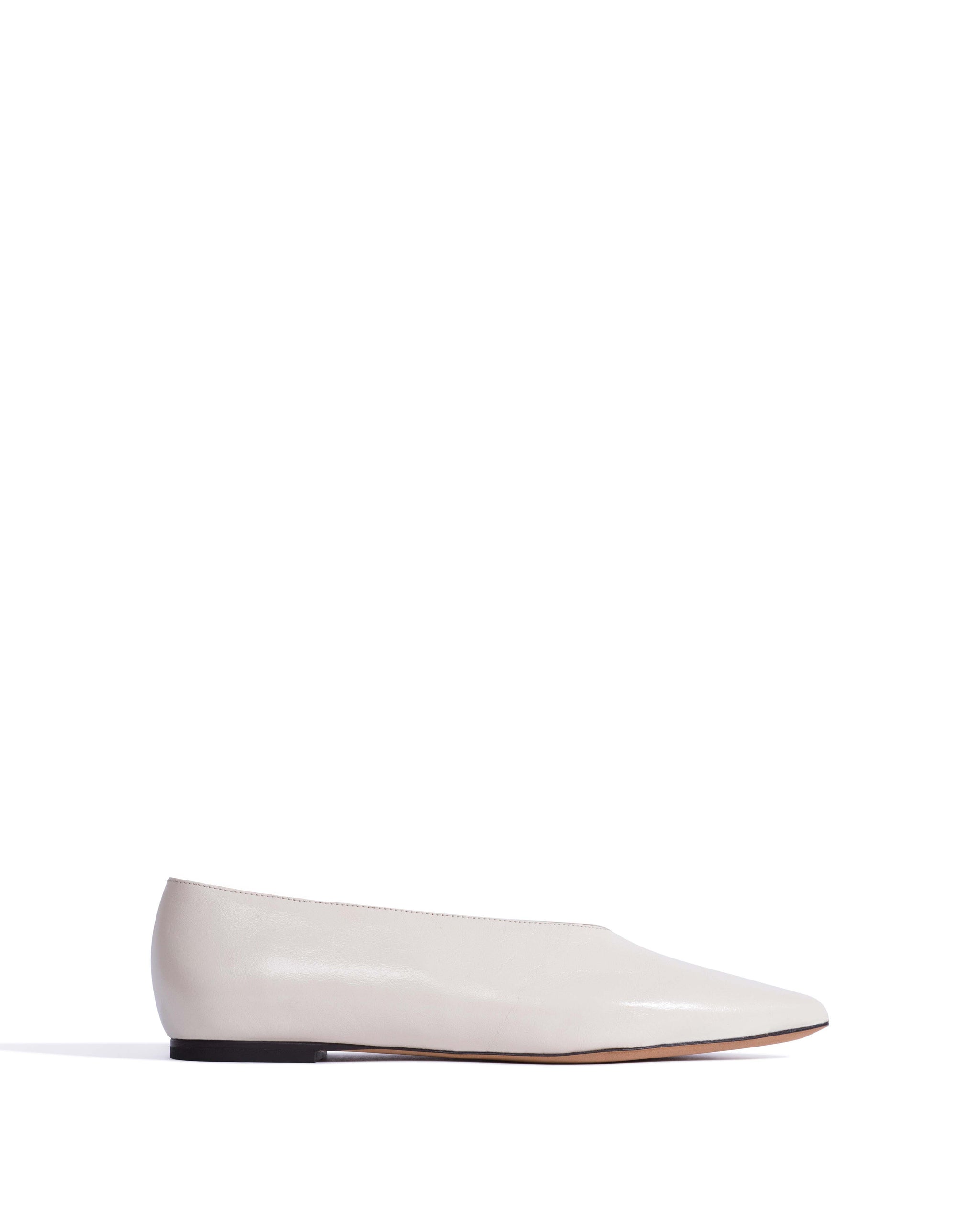 Phia 10 Crinkled polished goat White sand - Anonymous Copenhagen Flat sandals