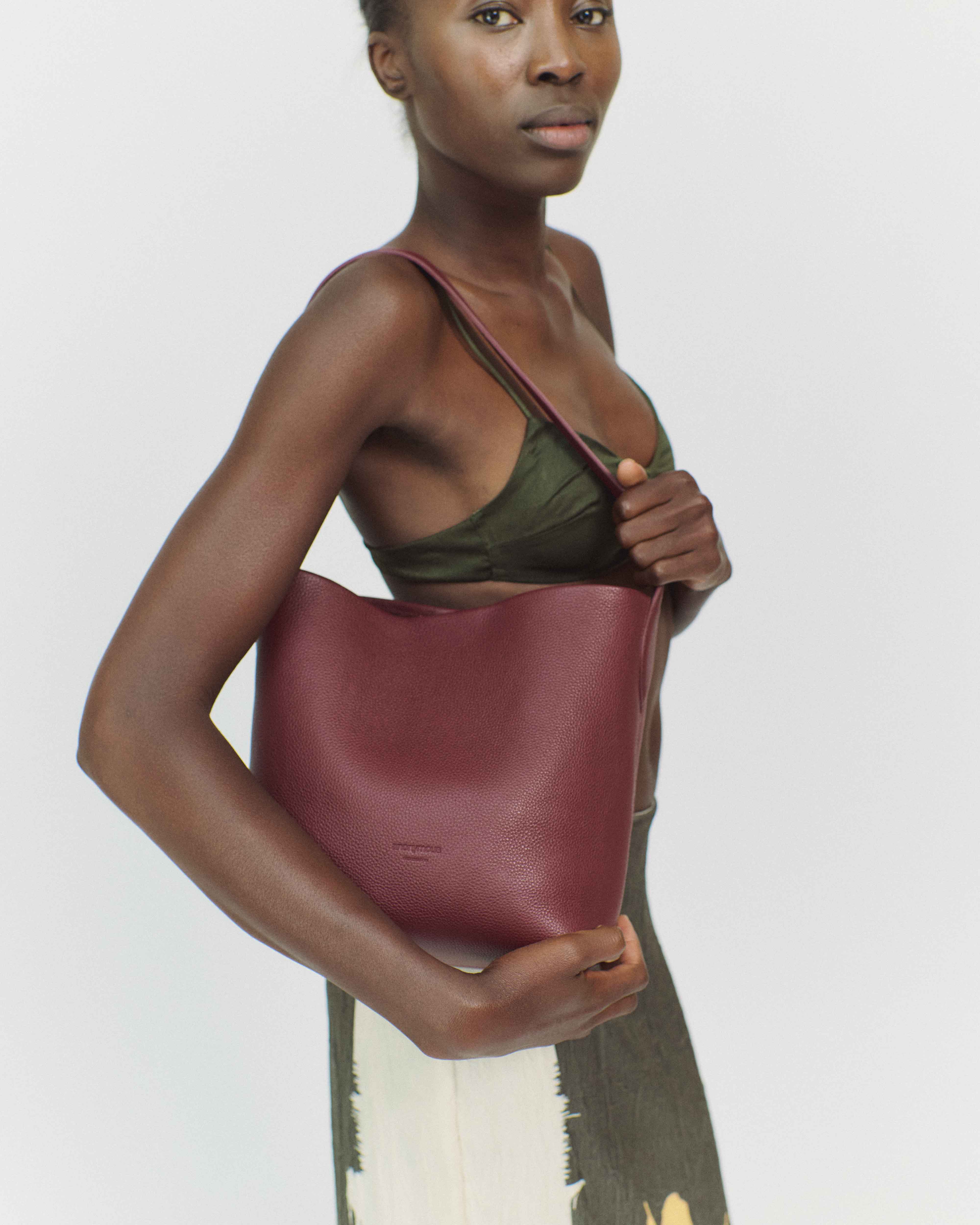 Versa petite bag Pebbled soft calf Pomegranate