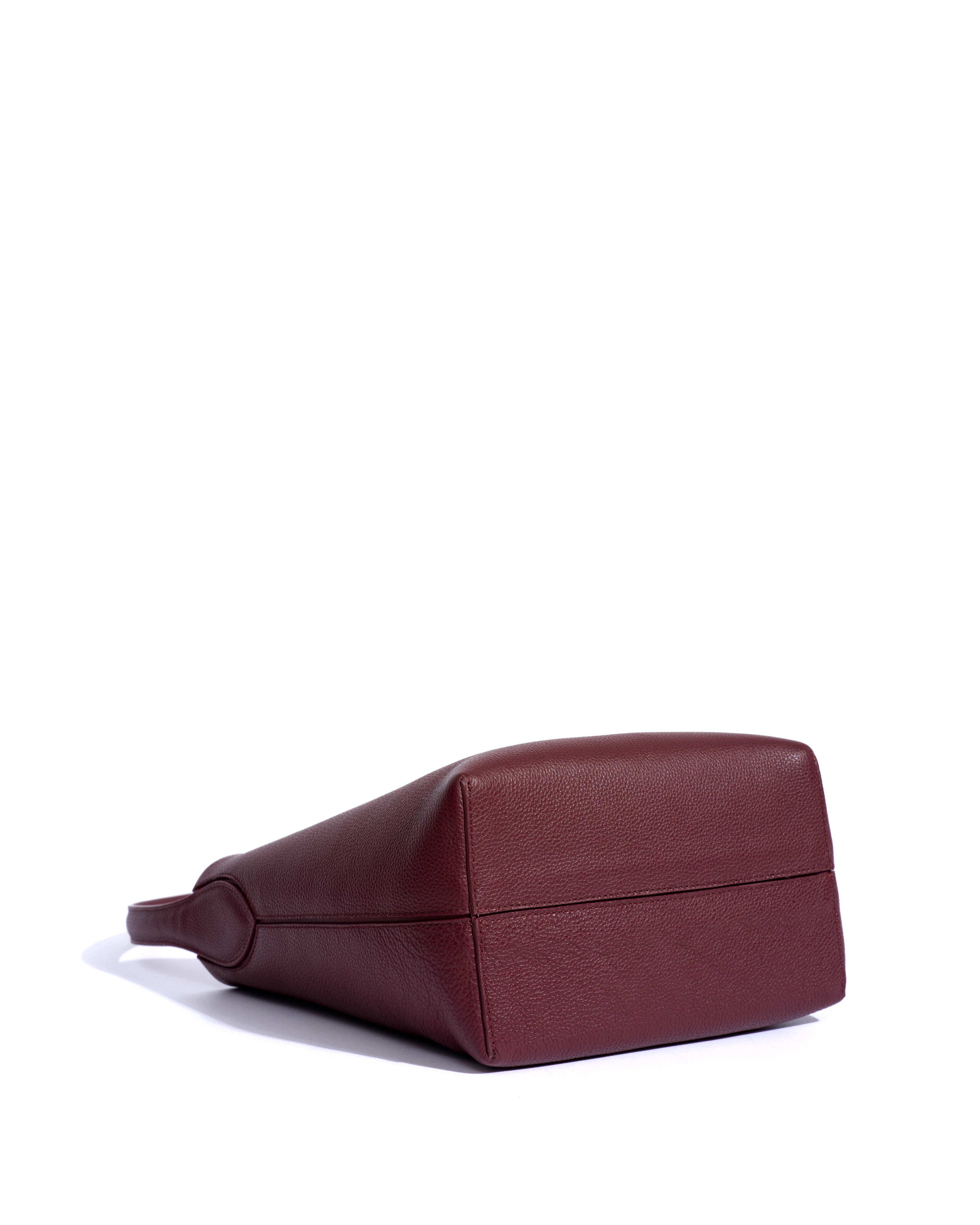 Versa petite bag Pebbled soft calf Pomegranate