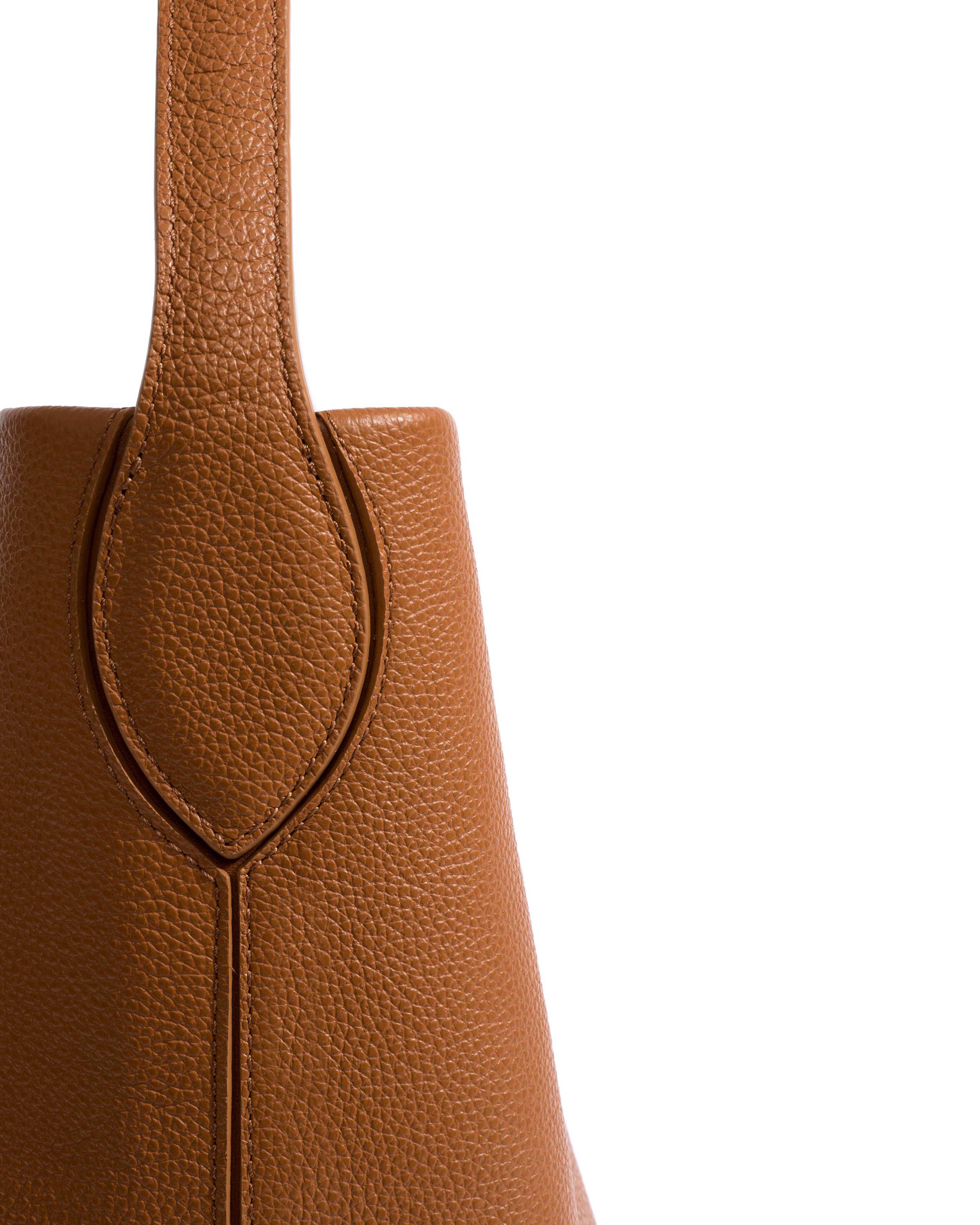 Versa everyday bag Pebbled soft calf Camel